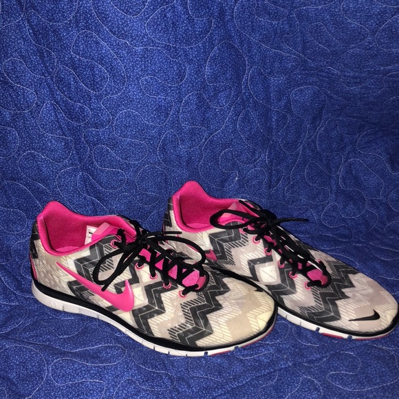 light pink nike tennis shoes